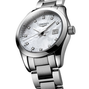 Primo piano del quadrante argenté dell’Evidenza L22864876 che mostra numeri romani eleganti, lancette blu e vetro zaffiro bombato.